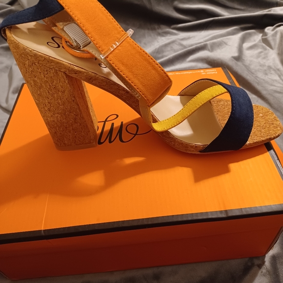 Sandals - Picture 2 of 4